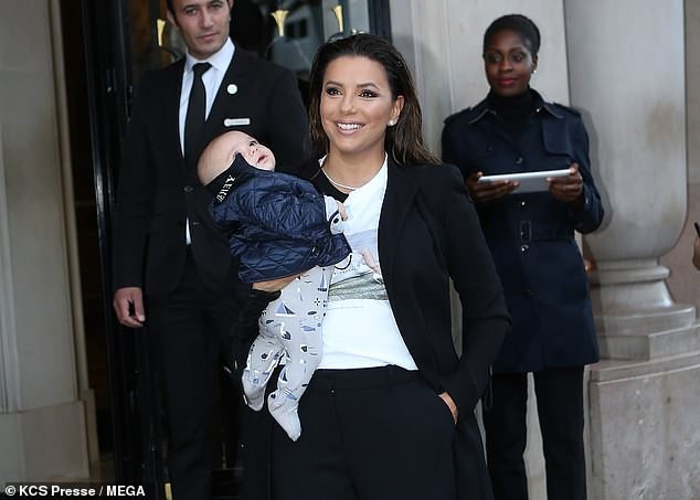 Eva Longoria sành điệu đưa con tới Pháp - 3
Ở tuổi 43, Eva Longoria lần đầu lên chức mẹ và cô vô cùng hạnh phúc