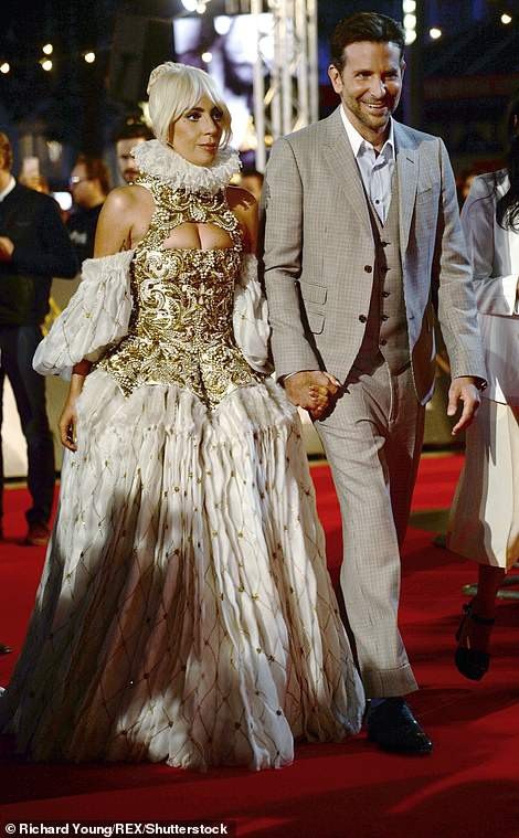 Lady Gaga mặc váy cầu kỳ đi quảng bá phim - 5
Bradley là một người bạn của tôi, một người đáng kinh ngạc. Tôi không chỉ có một người bạn tuyệt vời từ bộ phim này, mà tôi đã chứng kiến một nghệ sĩ bậc thầy, anh ấy làm đạo diễn và viết các bài hát cho bộ phim này, hát trực tiếp, đạo diễn, đóng vai chính.
