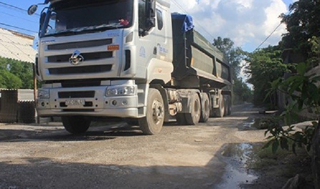 Một chiếc xe ben chở đá chạy trên tuyến đường dân sinh của xã Trường Xuân