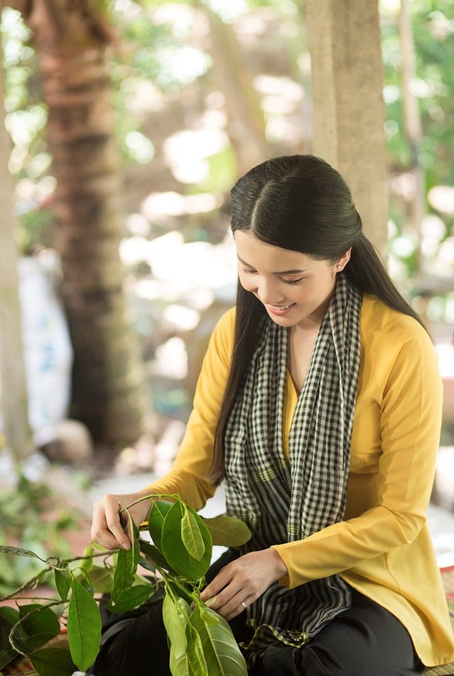Hoa khôi Thúy Vi dịu dàng “hóa” thiếu nữ thôn quê - 3 Hoa khôi Thúy Vi dịu dàng “hóa” thiếu nữ thôn quê - 3
