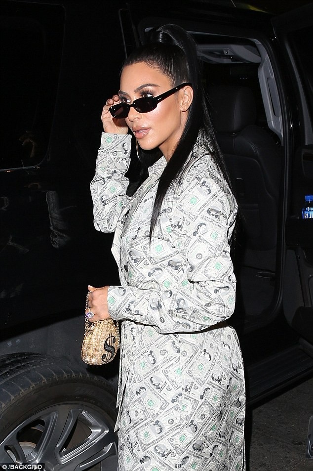 Kylie Jenner quyến rũ đi chơi tối - 8
Kim Kardashian cũng xách một chiếc túi lạ mắt và rất đắt tiền.