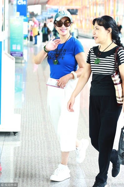 
Lưu Hiểu Khánh từng thổ lộ rằng, bà không phẫu thuật thẩm mỹ, không sử dụng botox nhưng tín nhiệm những biện pháp chăm sóc da hiện đại để níu giữ thanh xuân.
