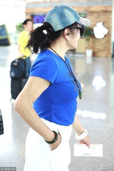 
Bên cạnh khả năng diễn xuất, nhan sắc cũng là thứ vũ khí giúp bà nhanh chóng vươn lên trở thành một ngôi sao sáng của làng giải trí Hoa ngữ. Ngoài 60 tuổi, Lưu Hiểu Khánh vẫn duy trì được dáng vóc gọn gàng và gương mặt xinh đẹp.
