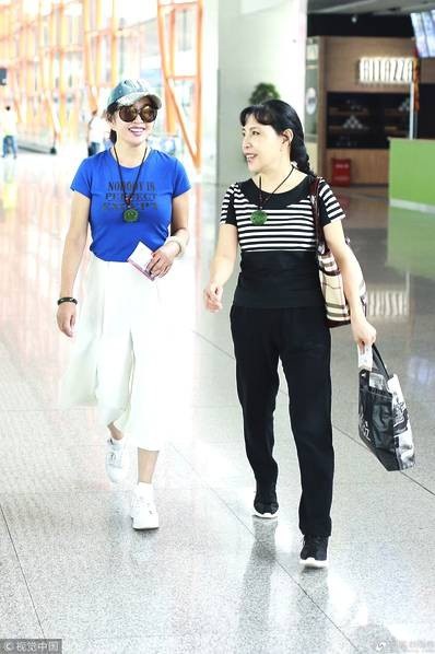 
Lưu Hiểu Khánh là cái tên đã quá quen thuộc không chỉ với khán giả Trung Quốc mà với cả khán giả Việt Nam và khán giả khắp châu Á. Những bộ phim kinh điển của bà như Võ Tắc Thiên, Lửa Thiêu Cung A Phòng, Phượng Hoàng Lửa... từng “làm mưa làm gió” suốt một thời gian dài. Bà từng nhiều lần có tên trong danh sách những người giàu nhất Trung Quốc trước khi bị bắt vì trốn thuế vào năm 2002.
