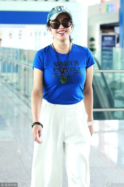 
Lưu Hiểu Khánh lọt vào ống kính của giới săn tin tại sân bay ở Bắc Kinh, Trung Quốc, ngày 27/9. Bà thu hút những người xung quanh bởi thần thái rạng ngời và trẻ trung.
