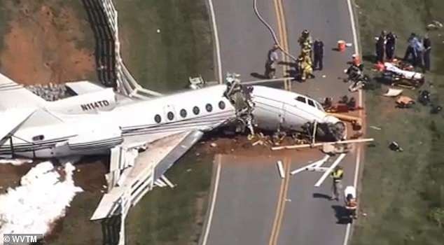 
Máy bay bị gãy làm đôi sau khi lao khỏi đường băng, đâm vào hàng rào. (Ảnh: WVTM)
