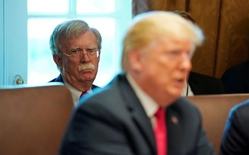Mỹ mở “mặt trận” mới nhằm vào Trung Quốc - 1
Cố vấn an ninh quốc gia Mỹ John Bolton (sau) đang đóng vai trò chủ chốt trong việc thuyết phục ông Trump có cách tiếp cận cứng rắn hơn với Trung Quốc. (Ảnh minh họa: Reuters)