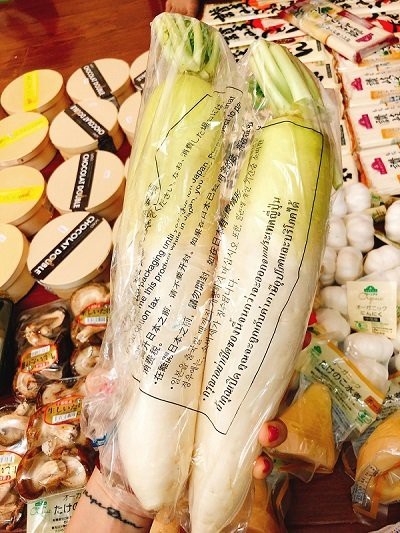 Bỏ 10 triệu đồng mua củ cải khổng lồ: Chế đủ món ăn dần - 2
Củ cải Nhật trọng lượng 2kg giá có thể lên tới 0,5 triệu đồng (ảnh: Khuc Ngoc Anh)