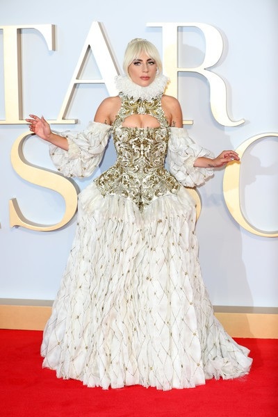 Lady Gaga mặc váy cầu kỳ đi quảng bá phim - 9
Bộ phim A Star Is Born kể về câu chuyện tình buồn và lãng mạn bi thảm của nhạc sĩ Jackson Maine (Bradley Cooper thủ vai), người đã phát hiện ra nữ ca sĩ Ally (Lady Gaga thủ vai). Tuy nhiên, khi Ally tìm thấy danh tiếng, mối quan hệ của cô và người yêu trở nên mâu thuẫn nặng nề