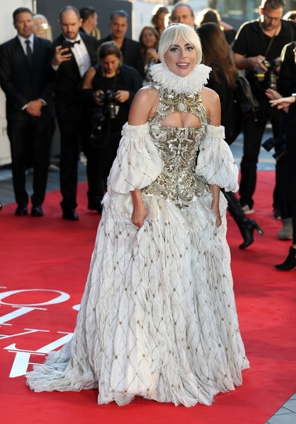 Lady Gaga mặc váy cầu kỳ đi quảng bá phim - 10
Lady Gaga chia sẻ, những sự khác biệt giữa cô Ally là rất nhiều. Khi tôi quyết định tôi sẽ là một ca sĩ và nhạc sĩ, tôi đã nỗ lực hết sức còn Ally đã có lúc muốn bỏ cuộc. Ngày còn đi học tôi luôn bị cười nhạo vì ước mơ quá nhiều.