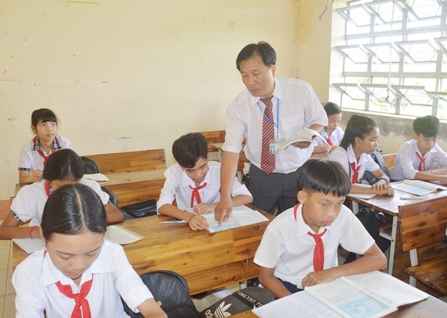 “Mọi cố gắng giảng dạy đều hướng đến học sinh thân yêu” - 2 Thầy Bình trong một tiết dạy học sinh.