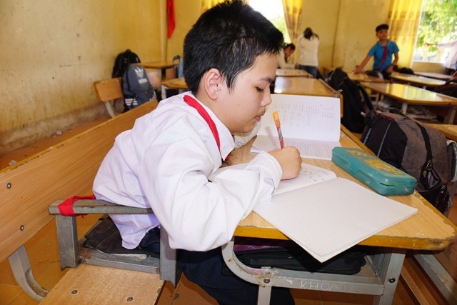 Người cha 10 năm "vác" 2 con đi học - 6 Nguyễn Văn Sáng và chỗ ngồi được thiết kế đặc biệt của mình trong lớp học. Cậu học trò tàn tật đến trường trên vai cha mơ ước sẽ trở thành một tiến sĩ Toán học trong tương lai.