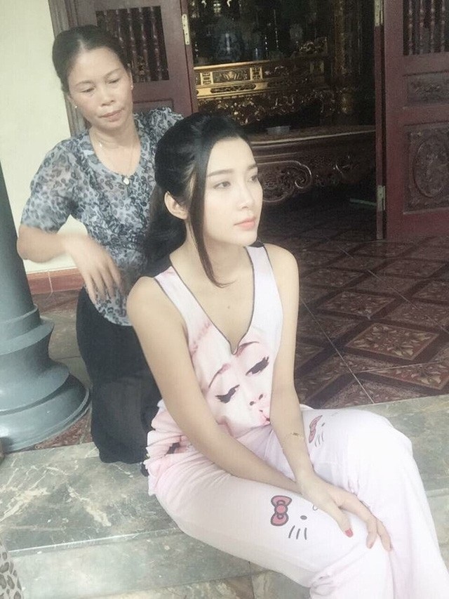Nữ diễn viên “13 nữ tù” và ngã rẽ định mệnh khi mẹ phải phẫu thuật não - 3 Yan My và mẹ - người phụ nữ bao năm ở vậy tảo tần nuôi con khôn lớn.