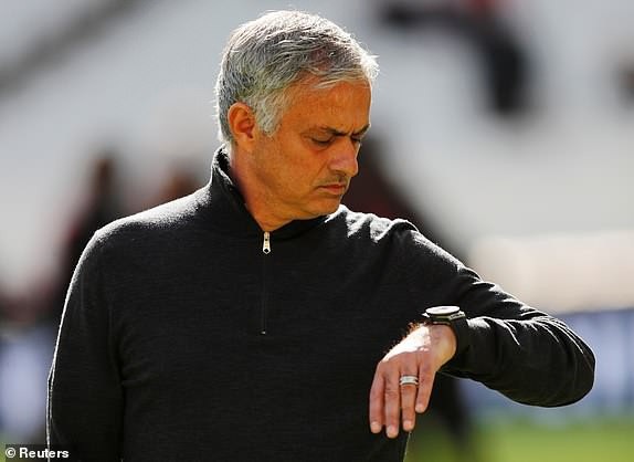 
Mourinho xem giờ trước khi trận đấu bắt đầu
