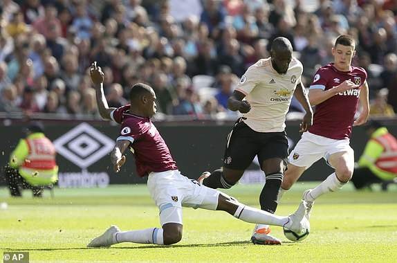 
Lukaku (giữa) trong vòng vây của đối phương
