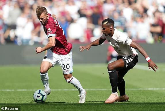 
Pogba (phải) vẫn được huấn luyện viên Mourinho tin tưởng cho ra sân ở đội hình xuất phát
