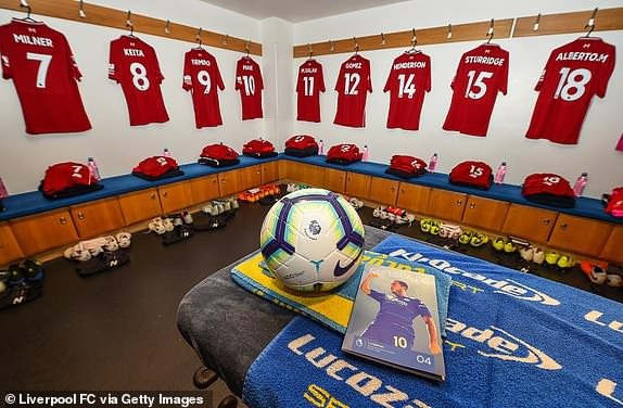 
Trong phòng thay đồ của Liverpool
