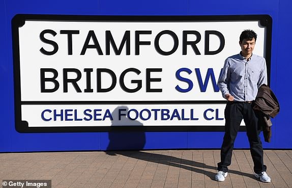 
Một cổ động viên chụp ảnh lưu niệm trước sân Stamford Bridge

