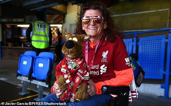 
Nữ cổ động viên của Liverpool đến cỗ vũ cho đội nhà
