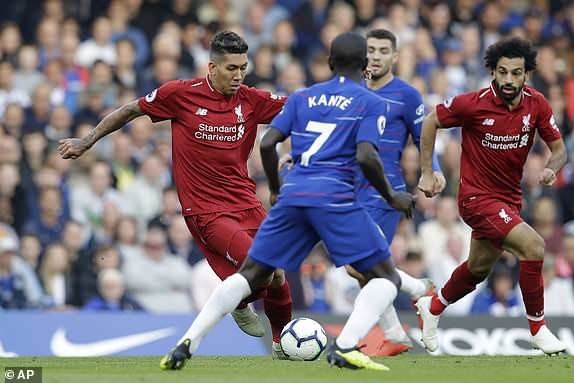 
Pha đi bóng của Firmino (trái) trước sự truy cản của Kante
