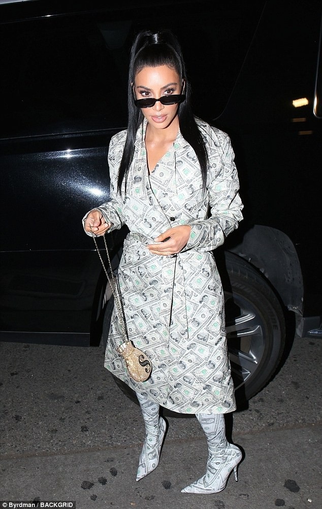 Kim Kardashian gợi cảm hơn sau khi giảm cân - 5
Trước đó một ngày Kim Kardashian chơi nguyên cây đồ in hình đô la Mỹ ra phố