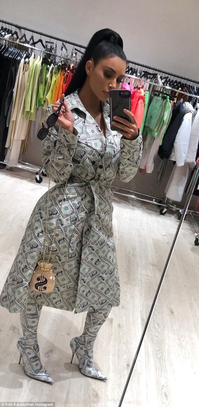 Kim Kardashian gợi cảm hơn sau khi giảm cân - 8
Người đẹp mang chiếc túi nhỏ có họa tiết $ cũng rất sành điệu.