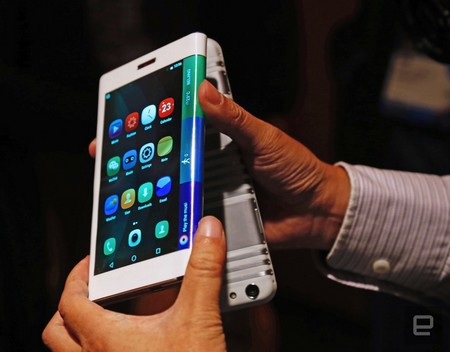 Lộ video smartphone có thể gập được của Lenovo, ra mắt ngay tháng sau - 3 Nguyên mẫu thử nghiệm máy tính bảng Folio, có thể gập đôi lại thành smartphone, đã từng được Lenovo giới thiệu hồi năm ngoái