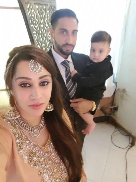 Hai vợ chồng chụp ảnh cùng con trai đầu lòng Mustafa