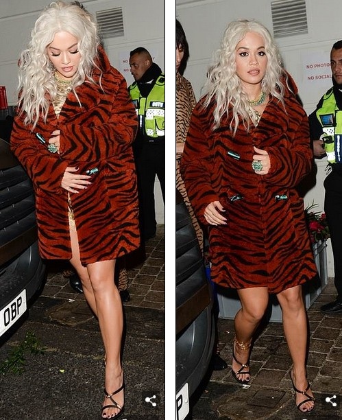 
Rita Ora từng chia sẻ: Tôi thích mặc đẹp, thích xây dựng phong cách thời trang riêng. Thật thú vị khi làm điều đó mà không có áp lực. Bạn chỉ cần làm những gì bạn thích - Đó là những gì tôi làm. Tôi không thực sự nghĩ người khác nghĩ gì. Tôi hài lòng với bản thân.
