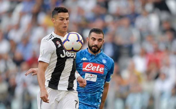 Juventus 3-1 Napoli: C.Ronaldo kiến tạo 2 bàn - 8
C.Ronaldo bị theo kèm rất chặt ở trận này