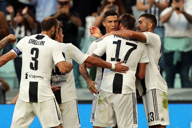 Juventus 3-1 Napoli: C.Ronaldo kiến tạo 2 bàn - 7
C.Ronaldo ăn mừng bàn thắng cùng Mario Manzukic
