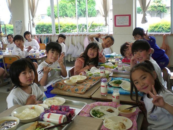 Chuyên gia kinh tế: Nên tổ chức đầu thầu Đề án sữa học đường - 2 Chương trình sữa học đường được thực hiện từ rất sớm tại nhiều nước, trong đó có Nhật Bản.