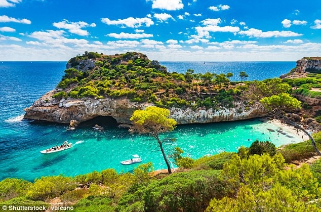 Nhiều du khách tử vong vì sở thích nhảy từ ban công xuống hồ bơi - 1 Magaluf, thiên đường ăn chơi nghỉ dưỡng hút giới trẻ ở Tây Ban Nha