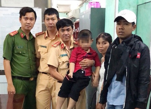 Người thân vui mừng đón nhận cháu bé