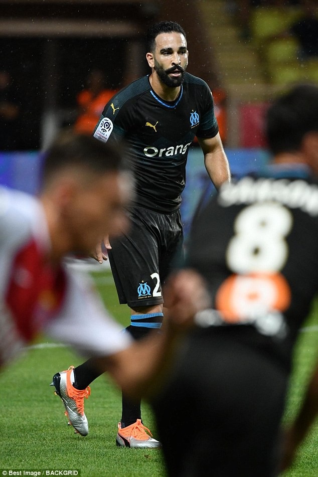 
Cô cổ vũ đội bóng của bạn trai Adil Rami. CLB của Adil - Marseille đã giành chiến thắng 3 -2 trước CLB Monaco
