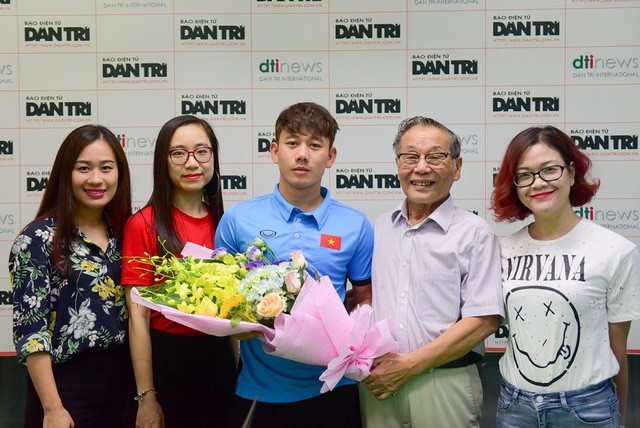 Minh Vương khiêm tốn tự nhận siêu phẩm sút phạt chưa bằng Quang Hải - 1
Tiền vệ Minh Vương nhận hoa từ ông Nguyễn Lương Phán, phó Tổng biên tập báo Dân Trí