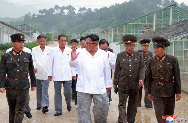 Ông Kim Jong-un dốc sức vực dậy nền kinh tế Triều Tiên - 1 Ông Kim Jong-un đội mưa thị sát khu vực suối nước nóng ở thị trấn Yangdok, Nam Pyongan, Triều Tiên. (Ảnh: KCNA)