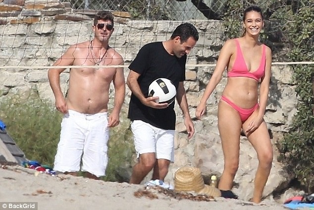 
Người đẹp và bạn trai Robin Thicke mới có với nhau 1 con gái 7 tháng tuổi và giờ sắp đón thêm 1 bé gái nữa.
