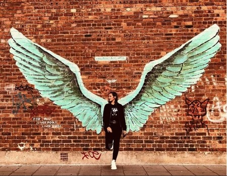 “Kép phụ” của Liverpool gây chú ý với cô vợ xinh đẹp, quyến rũ - 2 Rebeca Tavares vô cùng thích thú với cuộc sống mới tại Anh