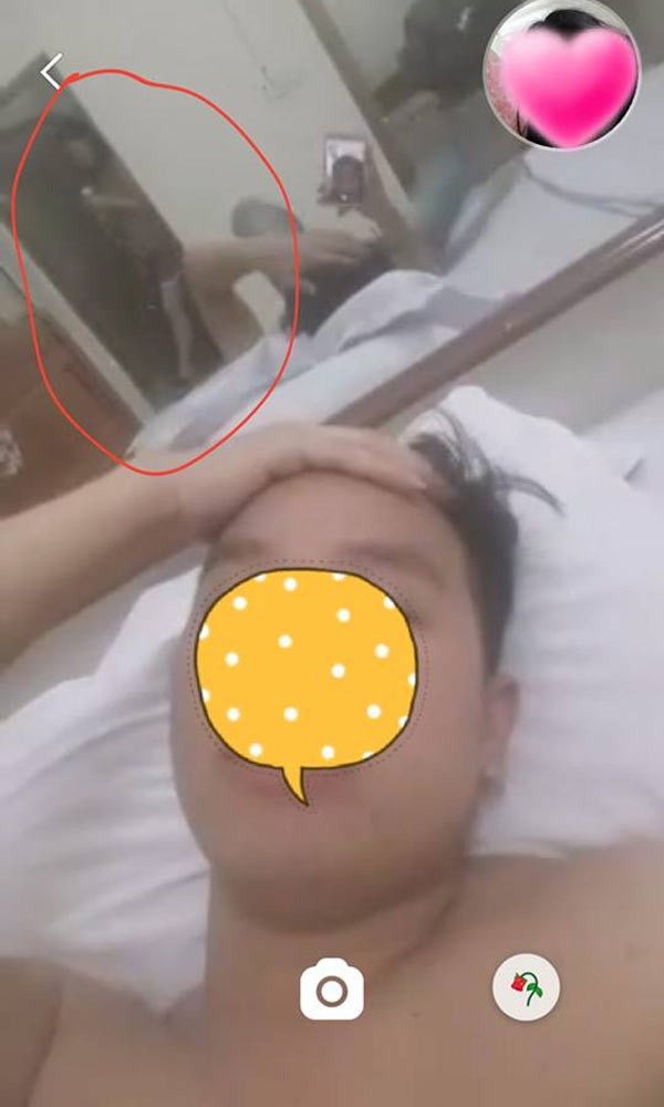 Vợ gọi video phát hiện chồng “giấu đầu hở đuôi”, chiếc gương trong nhà nghỉ tố cáo chuyện ngoại tình - 1 Bức ảnh tố cáo chồng chị A.B ngoại tình. Ảnh chụp màn hình