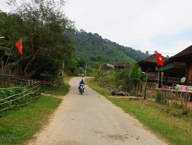 Câu chuyện ở những “huyện 30a” - 4 Đường giao thông bê tông được mở đến tận thôn bản ở huyện Quế Phong, tạo điều kiện thuận tiện trong đi lại, thông thương trao đổi hàng hóa