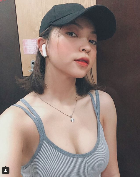 Bạn gái hot girl "bốc lửa" làm điều bất ngờ và phản ứng của Quang Hải - 3 Cô bạn gái xinh đẹp là nguồn cổ vũ cho Quang Hải thăng hoa trên sân cỏ.