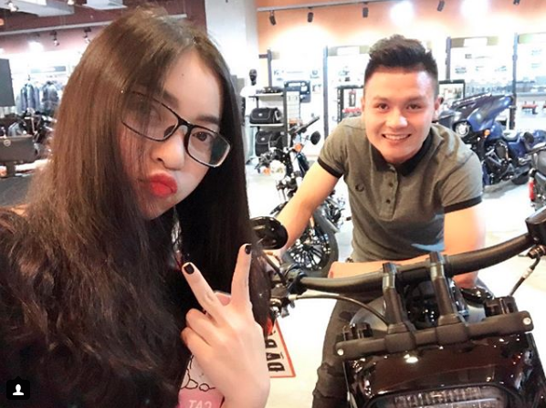 Bạn gái hot girl "bốc lửa" làm điều bất ngờ và phản ứng của Quang Hải - 2 Mối tình của Quang Hải và cô sinh viên trường nghệ thuật khiến nhiều người thích thú.
