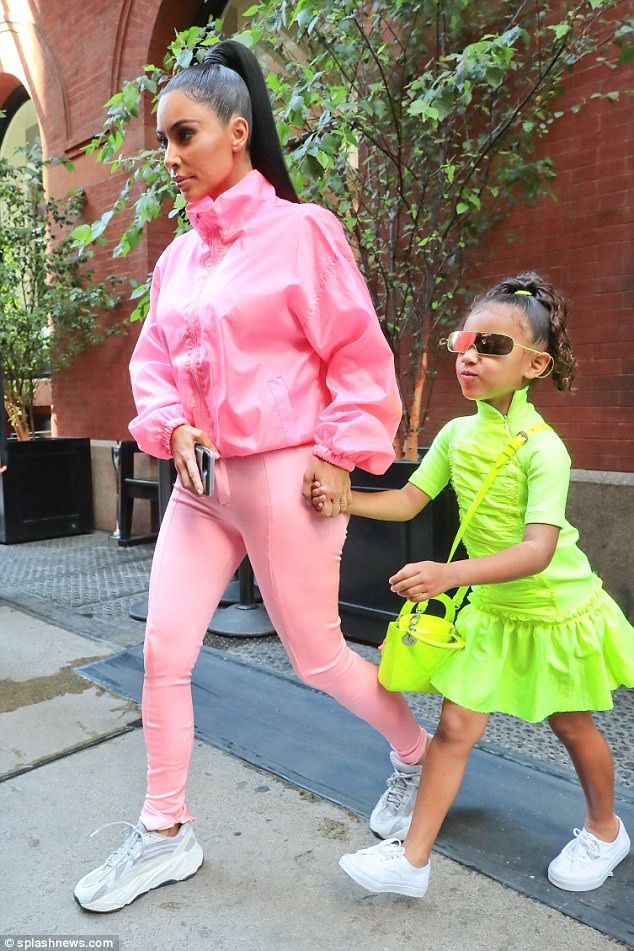Ba nhóc đáng yêu của Kim Kardashian - 4
Kim Kardashian và con gái nổi bật trên phố