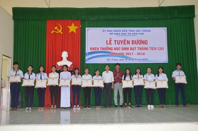 Trao học bổng khuyến tài cho các tân sinh viên - 1 Khen thưởng cho các học sinh đạt thành tích cao.