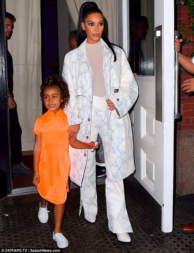 Ba nhóc đáng yêu của Kim Kardashian - 7
Kim Kardashian và gia đình đi đâu cũng thu hút sự chú ý của thợ săn ảnh