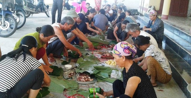 Người cha 10 năm vác con đi học, màu tàu điện cảm hứng từ vỏ thanh long - 5 Trung thu, khi người dân cả nước háo hức thưởng thức những chiếc bánh nướng, bánh dẻo thì người dân vùng quê Thanh Hoà (xã Thanh Lộc, huyện Can Lộc, tỉnh Hà Tĩnh) lại rộn ràng gói bánh chưng như trong những ngày Tết cổ truyền. Đó là phong tục đặc biệt của người dân nơi đây mỗi dịp Rằm tháng Tám. (Ảnh: Phượng Vũ)