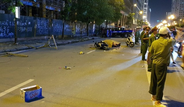 Người cha 10 năm vác con đi học, màu tàu điện cảm hứng từ vỏ thanh long - 9 Khung sắt từ ròng rọc của thợ thi công kính bất ngờ rơi từ tầng mái công trình xây dựng tòa nhà cao tầng, khiến một phụ nữ đi đường tử vong. (Ảnh: Tiến Nguyên)