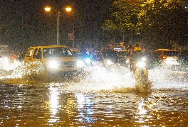 Người cha 10 năm vác con đi học, màu tàu điện cảm hứng từ vỏ thanh long - 8 Cơn mưa lớn bất ngờ đổ xuống đúng vào giờ tan tầm cuối chiều 26/9 khiến nhiều tuyến phố Hà Nội ngập nước, giao thông tê liệt vì ùn tắc nghiêm trọng.