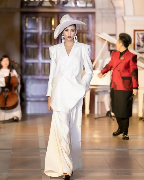 Tân hoa hậu Tiểu Vy thân thiết cùng Ngọc Hân; Loạt sao Việt chia sẻ về đám cưới Trường Giang - 8
Võ Hoàng Yến chia sẻ hình ảnh ấn tượng của cô trên sàn diễn cùng dòng trạng thái về nghề người mẫu